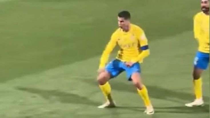 Cristiano Ronaldo e “l’esultanza immorale”: squalificato per una partita dopo il gesto osceno contro i tifosi avversari che inneggiavano a Messi