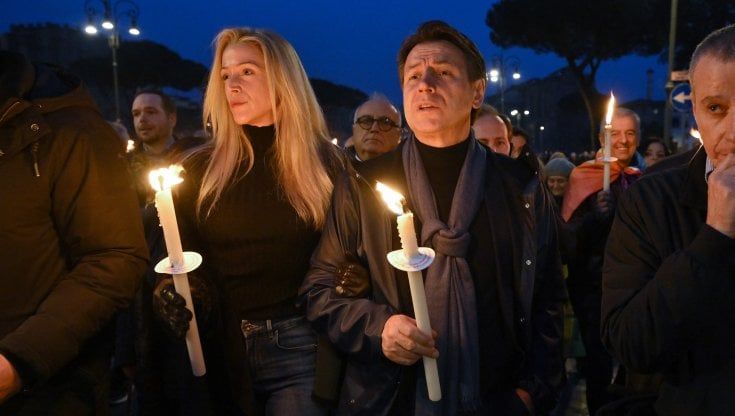 Fiaccolata per la pace, in piazza M5S (senza il Pd). E Conte apre al piano cinese