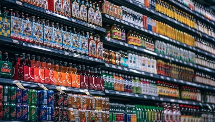 Alimentari, bollette della luce, banche: nel 2021 aumenti per 795 euro