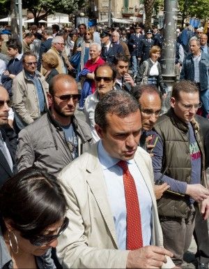 Clan, l'anatema di de Magistris: "I camorristi lascino la citt&agrave;"