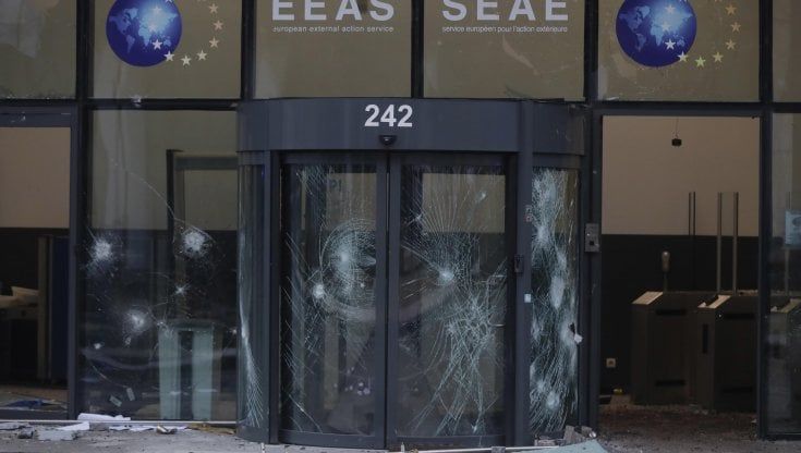 Bruxelles, violenze alla manifestazione No Vax e No Pass: 70 arresti