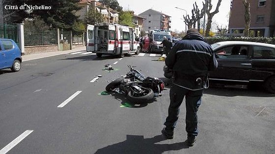 Nichelino, auto non rispetta lo stop: motociclista di 40 anni grave in ospedale