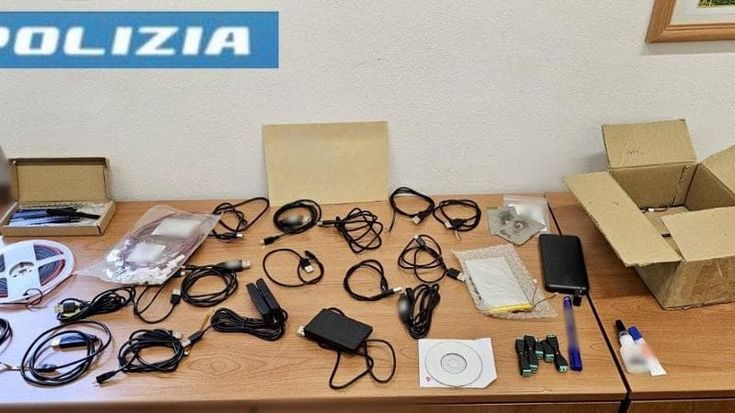 Clonava carte a raffica e usava perfino quella della polizia: smascherato a Torino