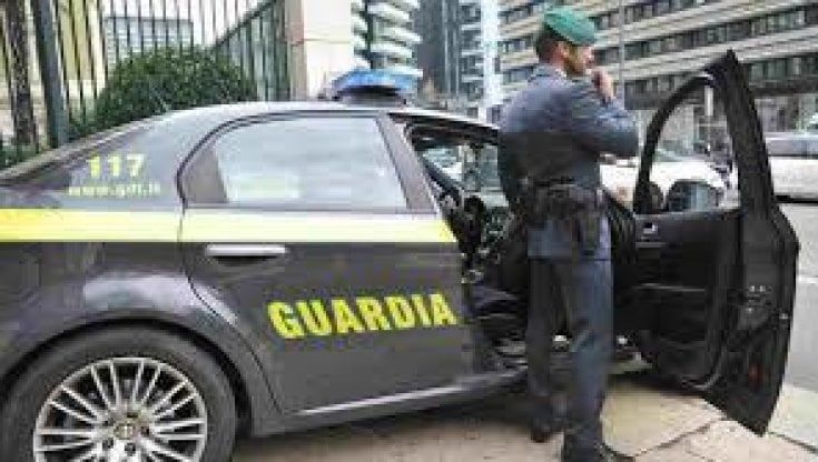 Brescia, girava in Ferrari e aveva il reddito di cittadinanza: denunciato
