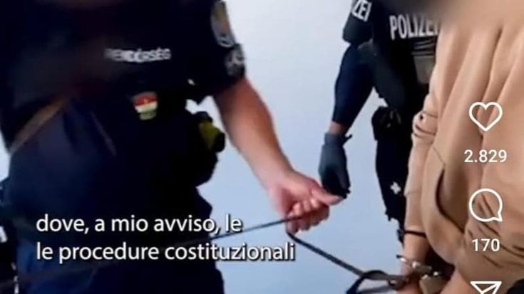 Budapest, l’attivista tedesca Maja T. come Ilaria Salis: “Estradata al guinzaglio con un cappuccio sulla testa. Isolata in cella tra gli scarafaggi”