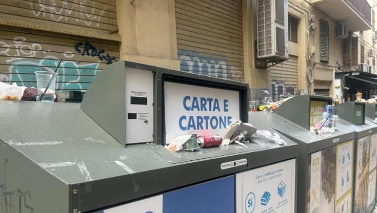 Falliscono i cassonetti intelligenti, tutt’intorno ci sono le discariche