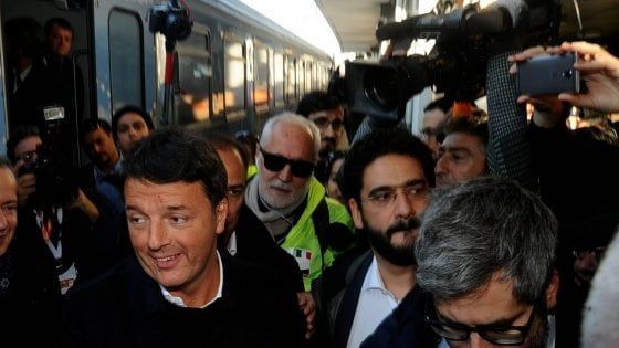 Renzi in Lombardia con il treno del Pd: "Sport, periferie e salute: ripartiamo da Milano per vincere"