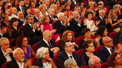 Il lungo applauso per Mattarella al teatro 