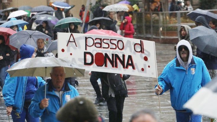 Cortei e panchina rossa, il grido delle donne contro la violenza