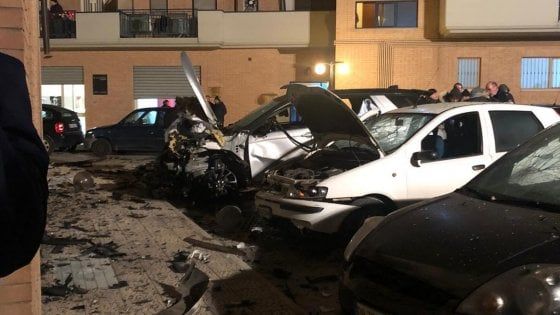 Foggia, bomba fa saltare in aria un suv: vittima denunciò estorsioni. E' terzo attentato in 3 giorni