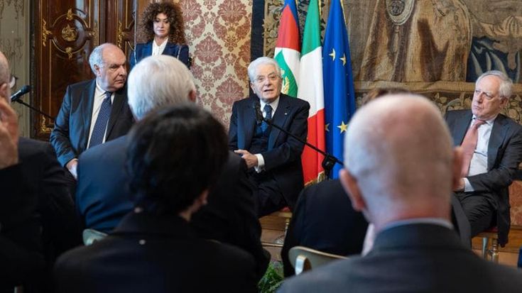 Mattarella sui poteri del Colle: “Firmare leggi non significa condividerle”. E difende la libertà di stampa