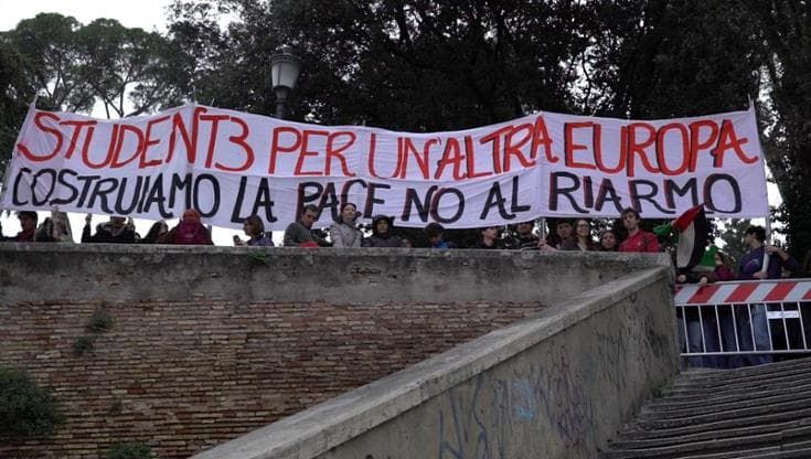 Roma, il maxi striscione degli studenti: "Non era una protesta, vogliamo solo un'Europa senza armi"