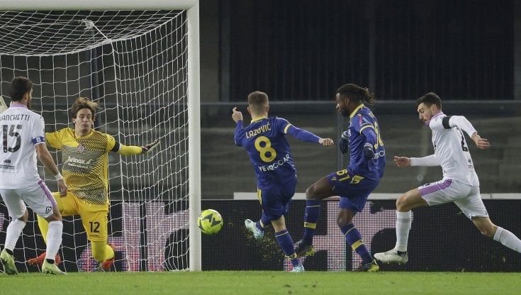 Verona-Cremonese 2-0: doppietta di Lazovic, l'Hellas scavalca i grigiorossi e li lascia all'ultimo posto