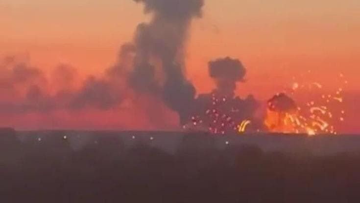 Ucraina, sembrano fuochi d'artificio ma è un attacco russo: colpita una santabarbara a Bucha