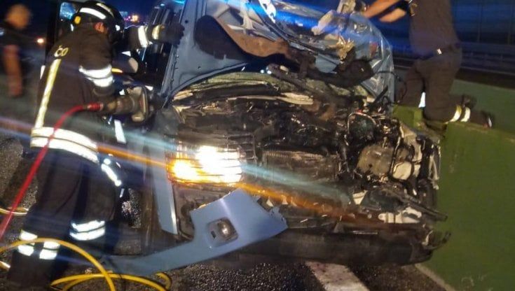 Torino, volante della polizia investe una mucca in tangenziale