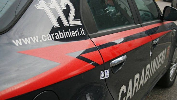 In libertà vigilata sorpreso armato di coltello alla vista dei carabinieri da in escandescenza