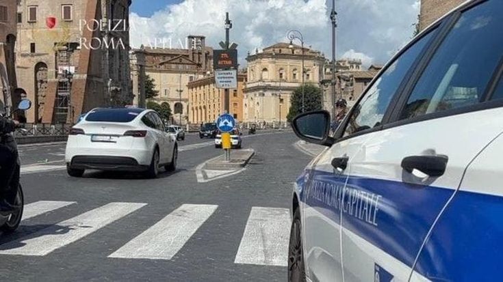 Attraversa 130 volte la Ztl del centro con la targa clonata e senza assicurazione