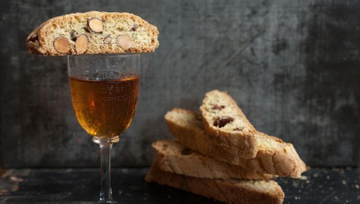 Vin Santo: quando il tempo scorre nel bicchiere e racconta storie e territori