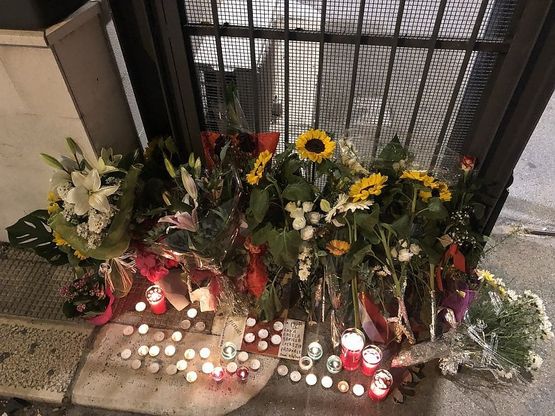 Poliziotti ucciso a Trieste, davanti alla Questura di Bari fiori e lumini per le 2 vittime
