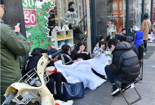 Milano, brandine e sacchi a pelo: dormire in strada per le Adidas firmate Kanye West