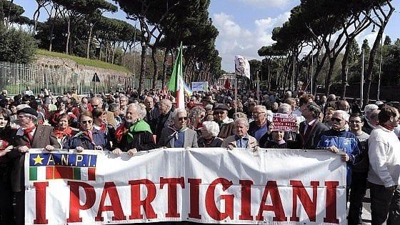 Idea M5s: a Roma un museo del fascismo. I partigiani dicono no e Raggi ferma tutto