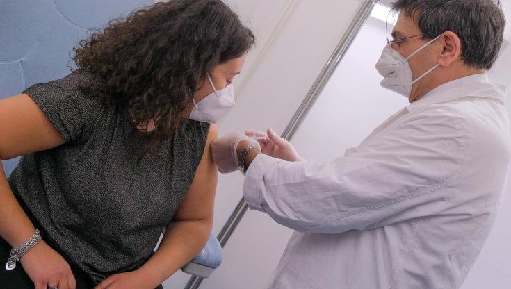 Vaccini Covid, Moderna fa causa a Pfizer-BioNTech: "Ha violato i nostri brevetti con la tecnica mRna"