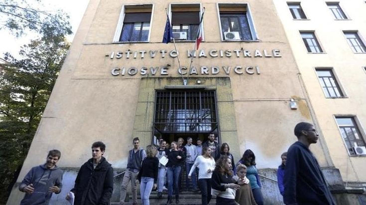 “Lista stupri” al Carducci, è caccia al responsabile: via al sit-in degli studenti