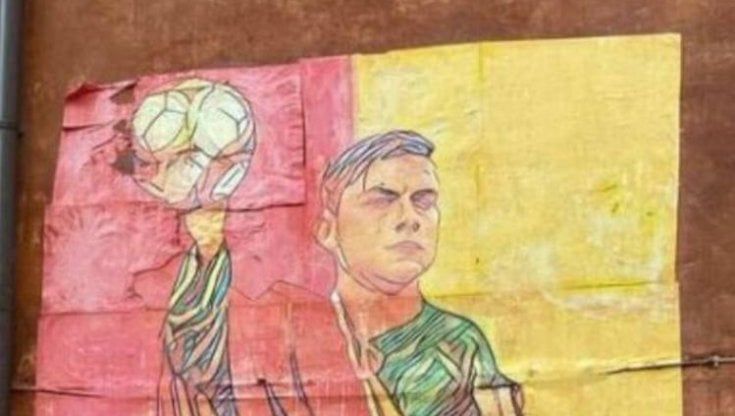 Dybala come un console romano: dopo quello di Mourinho, spunta il murale omaggio al nuovo attaccante della Roma