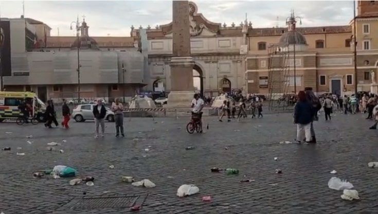 Bottiglie contro i bar  e rifiuti in piazza del Popolo, i tifosi del Betis vandalizzano Roma