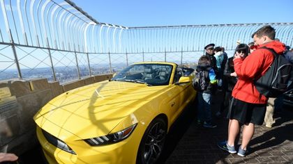 Una Mustang sull'Empire State Building: Ford festeggia 50 anni