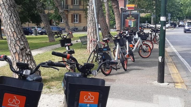Bike sharing, a Milano due compagnie a rischio: mancano i caschi e le luci d’emergenza
