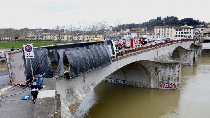 Firenze, Tir si ribalta su Ponte alla Vittoria, nessun ferito, traffico in tilt