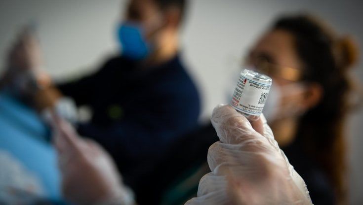 Covid, appello delle Aziende sanitarie di Parma ai "ritardatari" delle terze dosi: inviati migliaia di sms