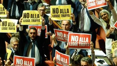 "No alla legge truffa": la protesta dell'opposizione in Senato pochi istanti prima del voto
