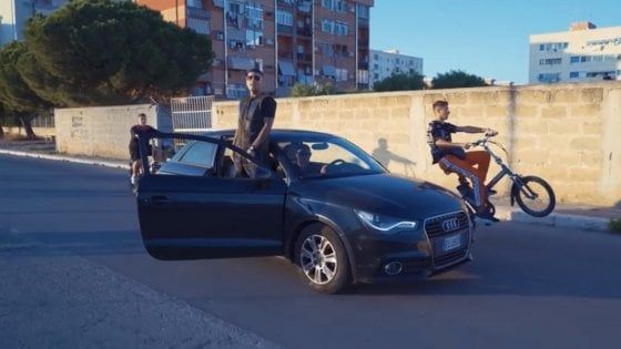 Mafia, a Bari girato un nuovo videoclip stile Gomorra. Il rapper Max il Nano si difende: "Nessun elogio ai clan"