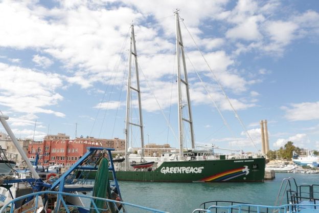 Greenpeace a Monopoli: al porto c'è la 'Rainbow warrior'