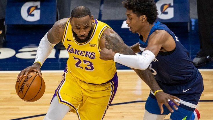 Basket Nba: LeBron trascina i Lakers, Brooklyn scavalca Milwaukee