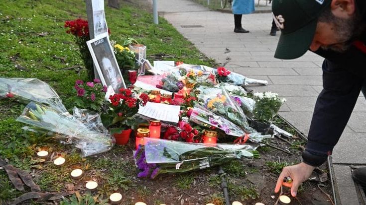 Lasciano fiori per Navalny e la Digos li identifica. La questura: “Troppo zelo”