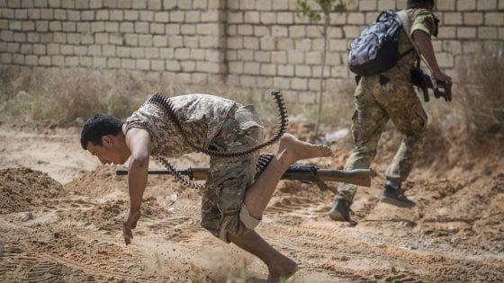 Libia, le forze governative prendono il controllo della base strategica di Al Watyia