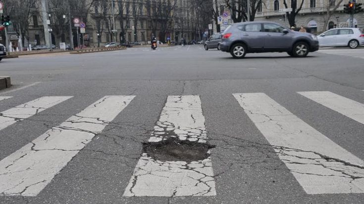 Ruzzoloni e inciampi: boom di cause al Comune per i risarcimenti danni sulle strade di Milano
