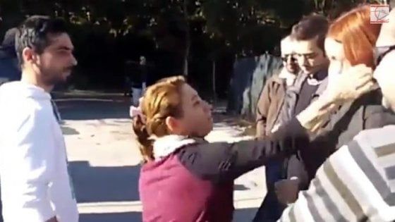 Schiaffi a Borgonzoni nel campo nomadi, il giudice: "Presenza dei giornalisti non giustificata"