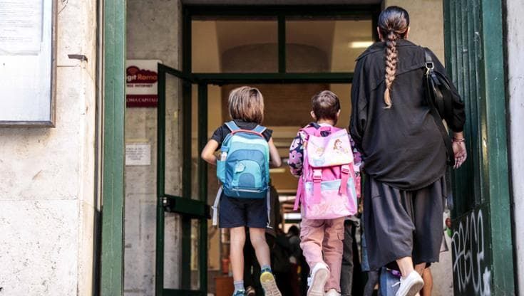 Salento, a scuola no al grembiule ma t-shirt, polo e felpa: scoppia la polemica sul costo di 40 euro
