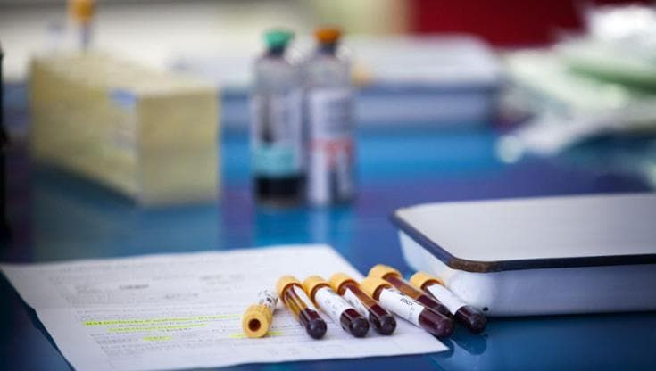 Sanità, ecco i nuovi tagli: reagenti per analisi del sangue e protesi ortopediche. “Gare nel mirino”