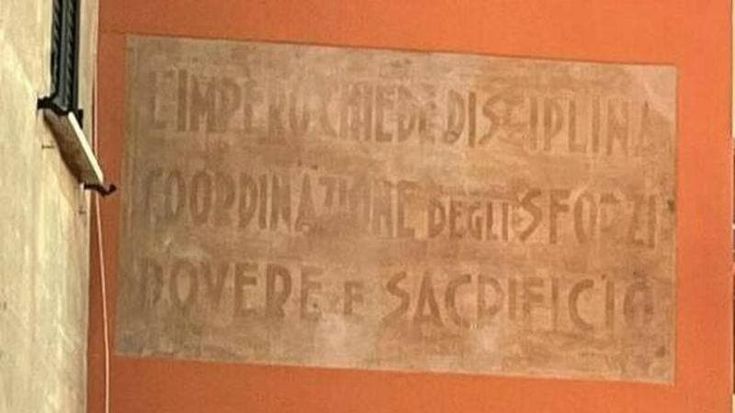 Lerici, rivolta contro la scritta fascista restaurata sulla facciata di un palazzo