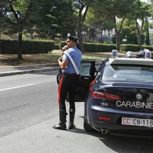 Rapinata agenzia assicurazioni in pieno centro, caccia alla banda