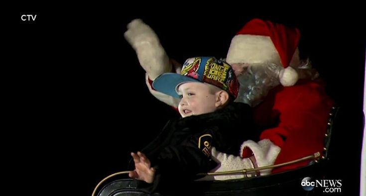 ''Buona Natale Evan'': l'intera città anticipa le feste per un bimbo malato