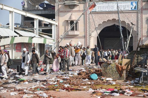 India, la battaglia tra polizia e i fedeli del guru Rampal