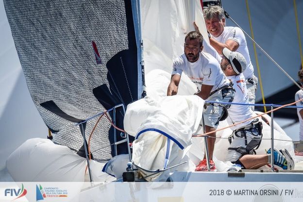  Smorfie, fatica e azzurro: lo spettacolo della vela d'altura nel mare di Forio