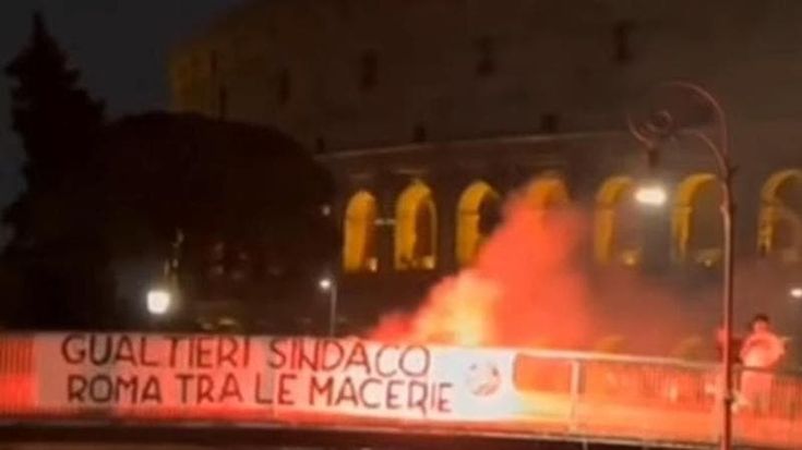 Blitz neofascista al Colosseo. L’estrema destra attacca Gualtieri: “Roma tra le macerie”