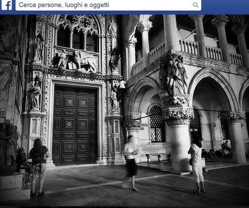 Venezia, turista scala Palazzo Ducale: nessuno interviene